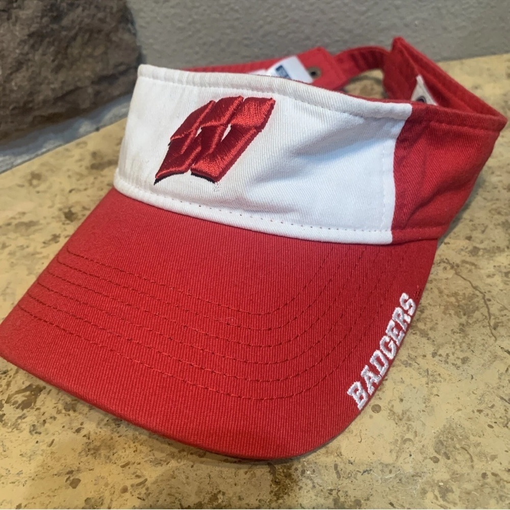 Wisconsin Badgers Red White Adjustable Team Logo Visor EUC Fan Favorite G2